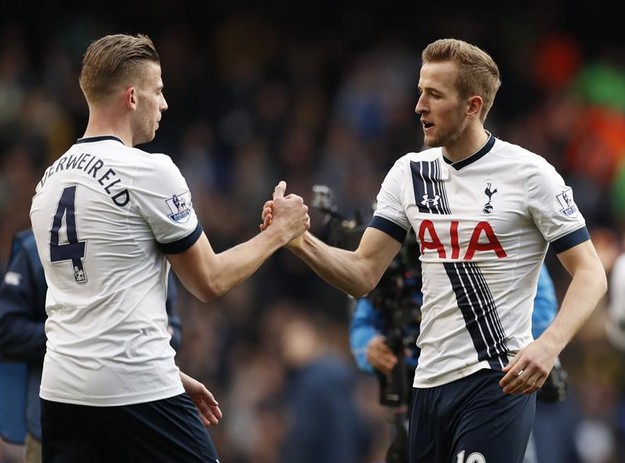 看看肌肉，你必须是个运动生！Oner Viego 为 Etahan 做出了第一次贡献，并且 T1 再次扳平了比分